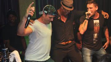 Imagem Ex-BBB é vaiado depois de tentar cantar funk em show do Parangolé