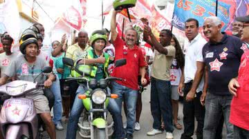 Imagem Ademar coloca o bloco na rua