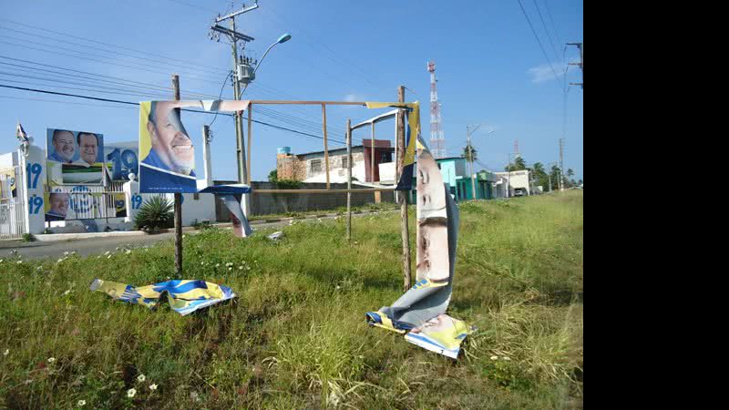Imagem Maurício de Tude acusa “vândalos” de destruírem comitê em Camaçari