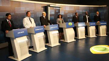 Imagem  Fim do debate e candidatos satisfeitos