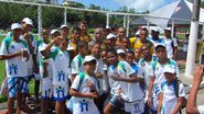 Imagem Crianças do projeto Ara Ketu visitam treino do Vitória