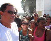 Imagem  Enterro de bebê que caiu em rio é marcado por revolta
