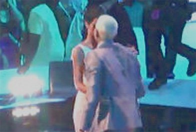 Imagem Rihanna beija ex-namorado que a agrediu em 2009