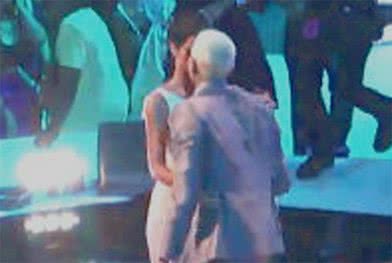Imagem Rihanna beija ex-namorado que a agrediu em 2009