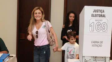 Imagem Veja fotos de famosos que votaram neste domingo (7)