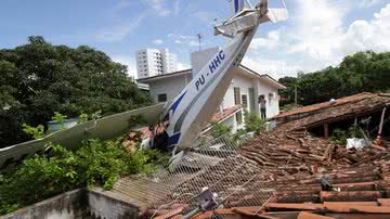 Imagem Avião cai e atinge casa em Recife