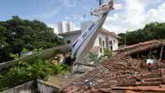 Imagem Avião cai e atinge casa em Recife