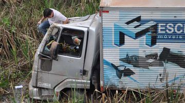 Imagem Caminhão despenca em ribanceira e deixa três pessoas feridas