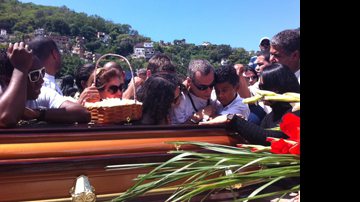 Imagem Corpo de filho de Carlinhos de Jesus é enterrado no Rio