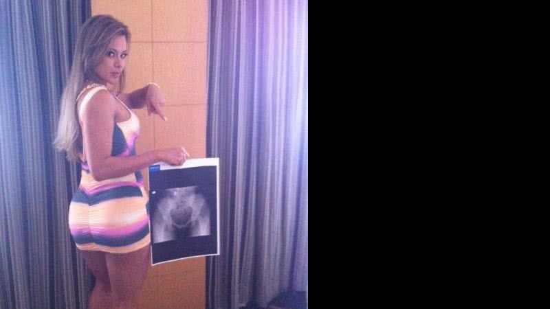 Imagem Candidata do Miss Bumbum 2012 prova que seu bumbum é legítimo