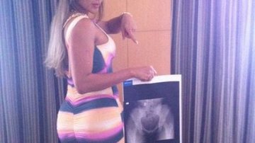 Imagem Candidata do Miss Bumbum 2012 prova que seu bumbum é legítimo