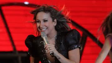 Imagem Claudinha anuncia hit para o verão