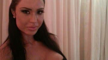 Imagem Gracyanne Barbosa posta foto com top minúsculo