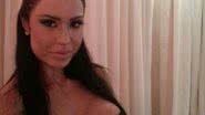 Imagem Gracyanne Barbosa posta foto com top minúsculo