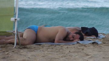 Imagem Luciano é flagrado dormindo em praia de Fernando de Noronha