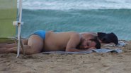 Imagem Luciano é flagrado dormindo em praia de Fernando de Noronha