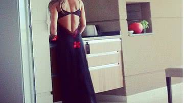 Imagem Mayra Cardi posta foto com camisola sensual