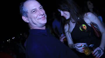Imagem Ciro Gomes aparece ao lado de morena em show