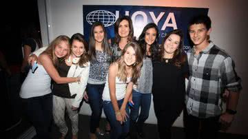 Imagem Fátima Bernardes curte show com os filhos