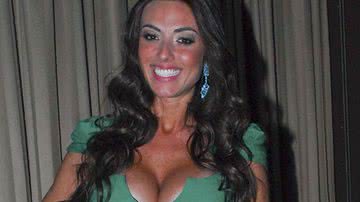 Imagem Nicole Bahls assume ser "burrinha"