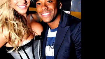 Imagem Robinho posa ao lado de coleguinha do "Caldeirão do Huck"