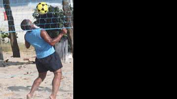 Imagem Em dia de sessão, Romário joga futevôlei 