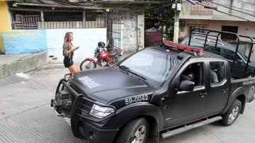 Imagem Sabrina Sato sobe a Rocinha e brinca com o BOPE 