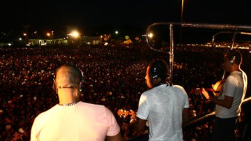 Imagem Revelação se apresenta para multidão no Samba Salvador