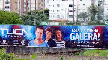 Imagem Tuca Fernandes e 2GB terminam com mistério do outdoor