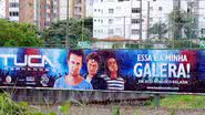 Imagem Tuca Fernandes e 2GB terminam com mistério do outdoor