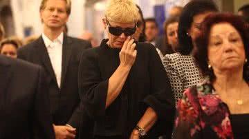 Imagem Xuxa aparece loira em missa de sétimo dia de Hebe Camargo