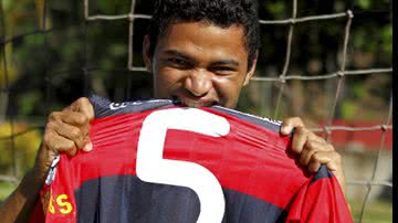 Imagem Volante do Vitória nega transferência para o ABC