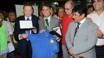 Imagem Bebeto se emociona com homenagem no Barradão 