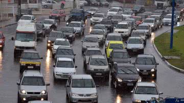 Imagem Assim como a chuva, permanecem os problemas no trânsito