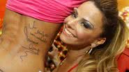 Imagem Fã tatua autógrafo de Viviane Araújo nas costas