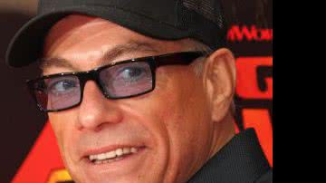 Imagem Van Damme sofre acidente de carro