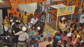 Imagem Confusão com no desfile da banda No Styllo