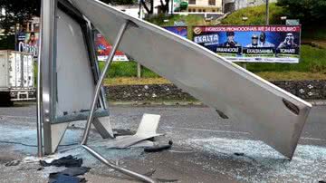 Imagem Um morre após carro invadir ponto de ônibus