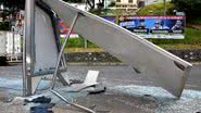 Imagem Um morre após carro invadir ponto de ônibus