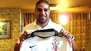Imagem Adriano é do Corinthians até 2012
