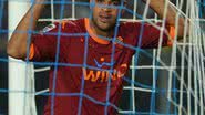 Imagem Adriano some de sessões de fisioterapia no Flamengo