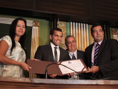 Imagem Daniel Alves é homenageado