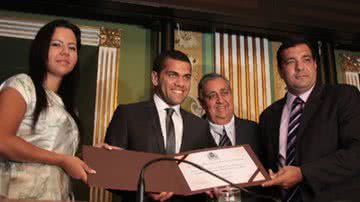 Imagem Daniel Alves é homenageado