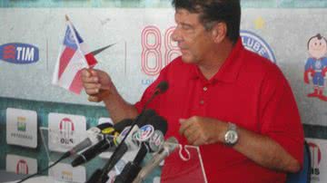 Imagem Joel diz "I have to go now' e assina com  Flamengo