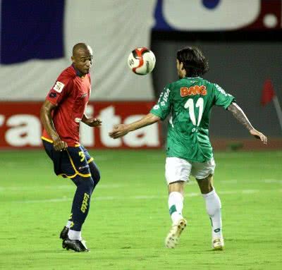 Imagem Zagueiro Luizão renova com o Bahia