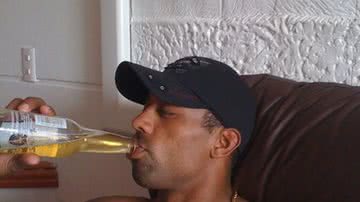 Imagem Flagrante: atacante do Bahia não dispensa a cerveja