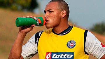Imagem Titi assina contrato e fica no Bahia até 2014