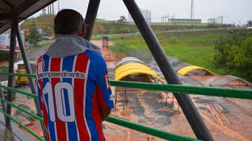 Imagem Bahia: passarela “meia boca” e torcedores ensopados