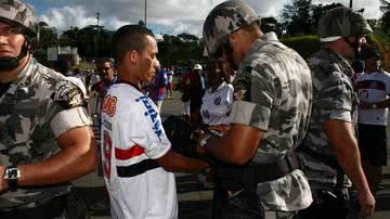 Imagem Cambistas são presos com ingressos em Pituaçu
