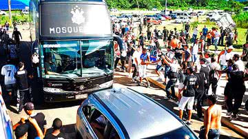 Imagem Ônibus do Timão é recebido a pedradas